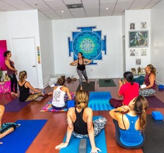 La certificación de Skanda Yoga es un programa de 200 horas que excede los requerimientos del Yoga Alliance por todo el contenido para estudio en casa a travez de lecturas y práctica.
La certificación está diseñada para